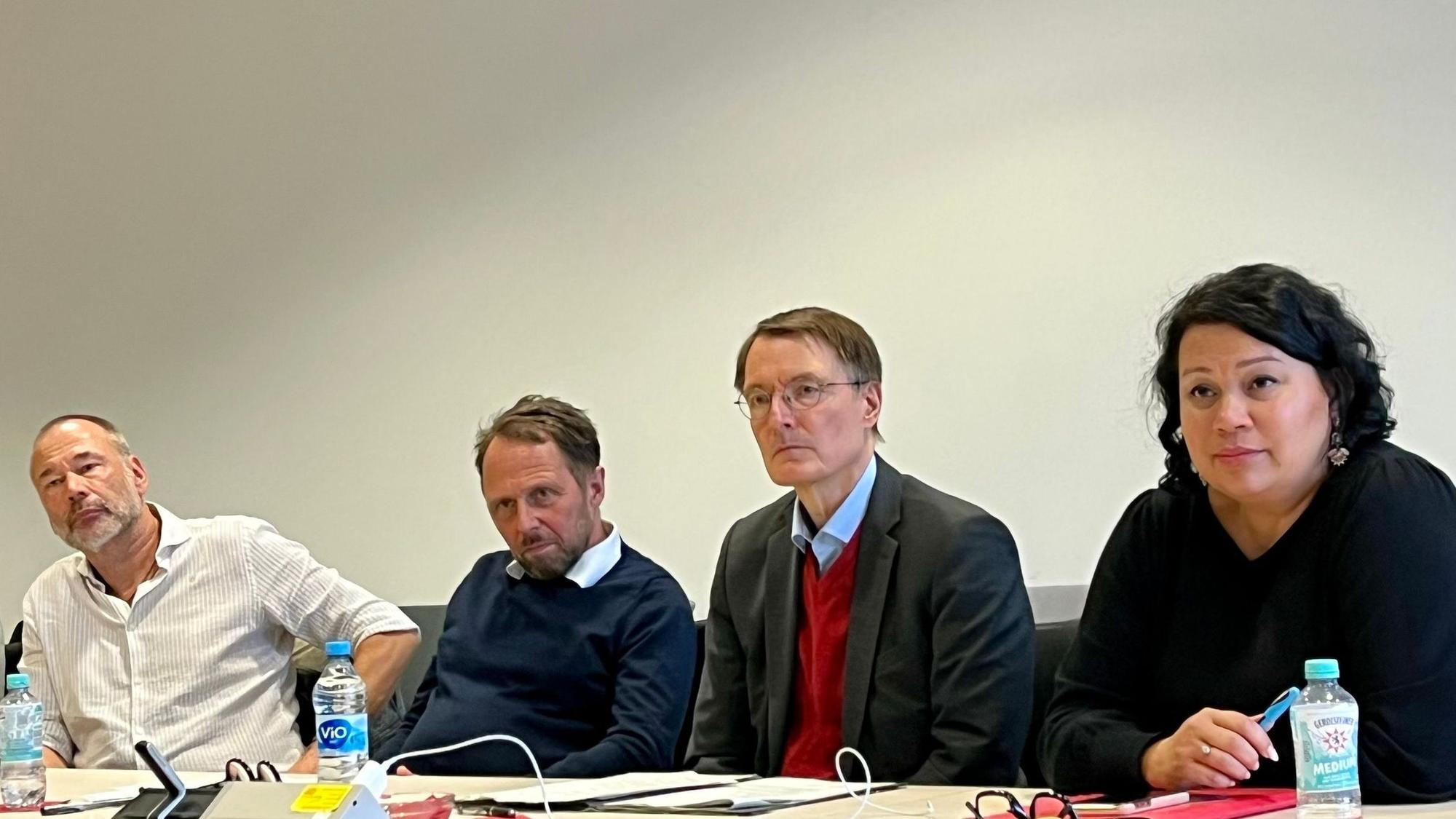 Oliver Russ, Uwe Richrath, Karl Lauterbach und Milanie Kreutz im Rathaus