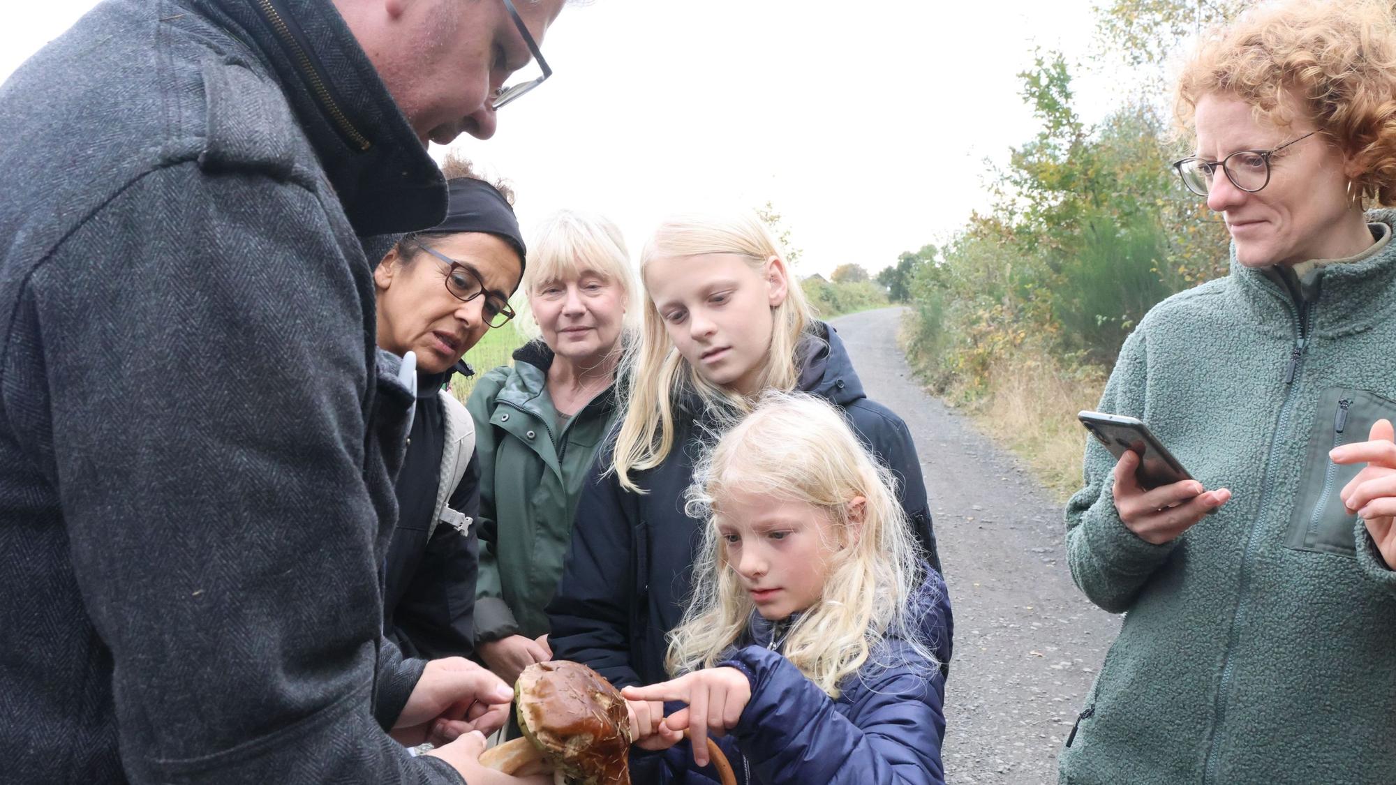 Pilzwanderung, Kira (9) macht die Druckprobe bei einem Steinpilz