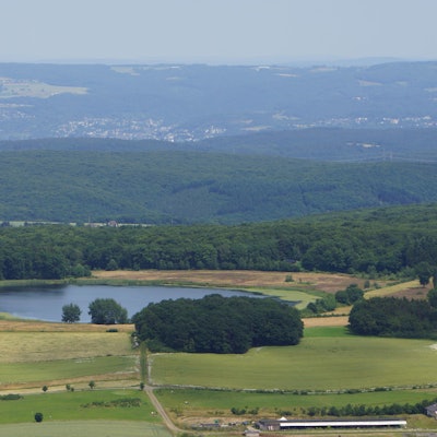 Blick auf den Rodder Maar in der Eifel (Archivfoto), wo die beiden Leichen gefunden wurden.