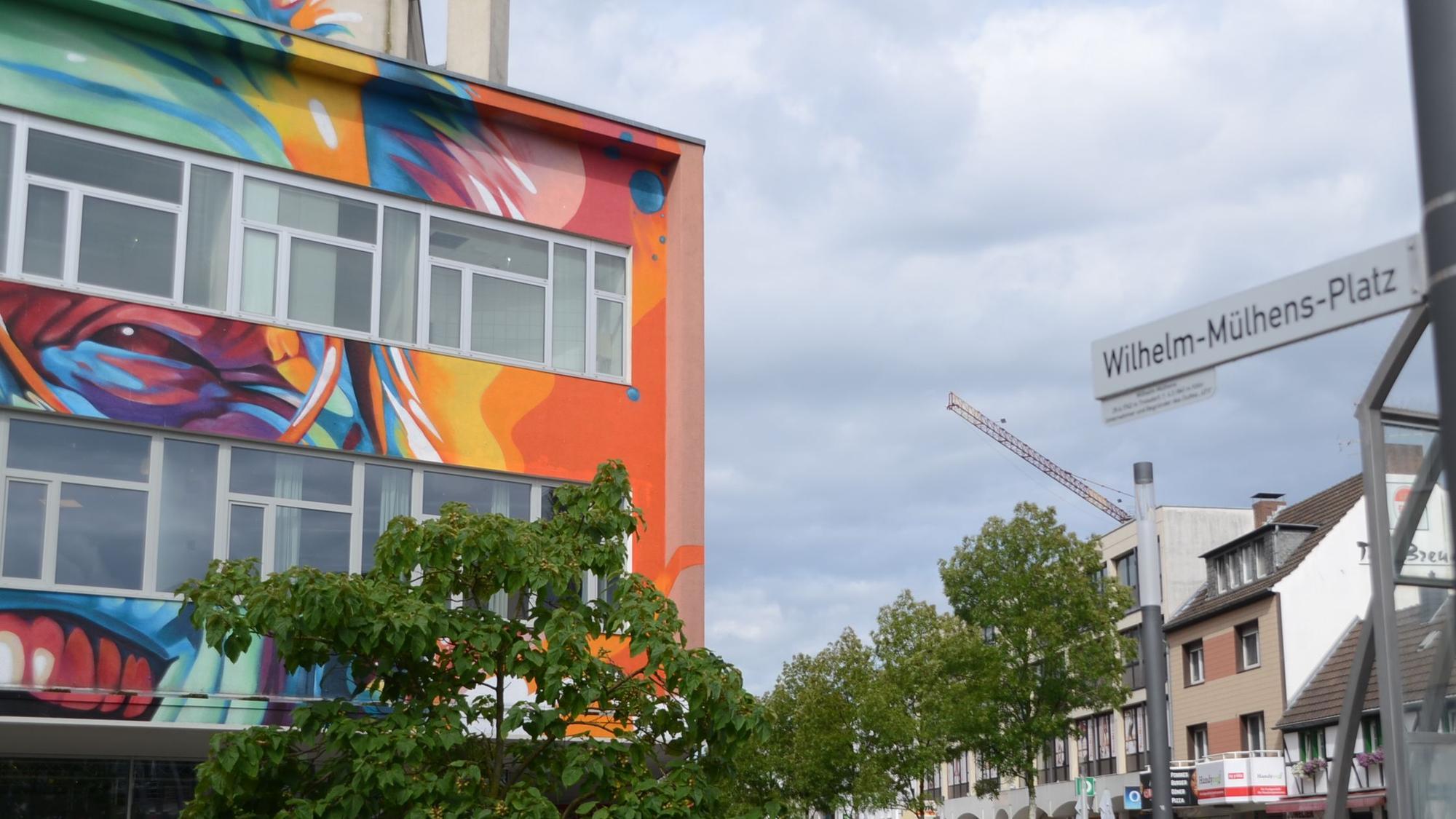 Ein Gebäude mit einer bunt bemalten Fassade.