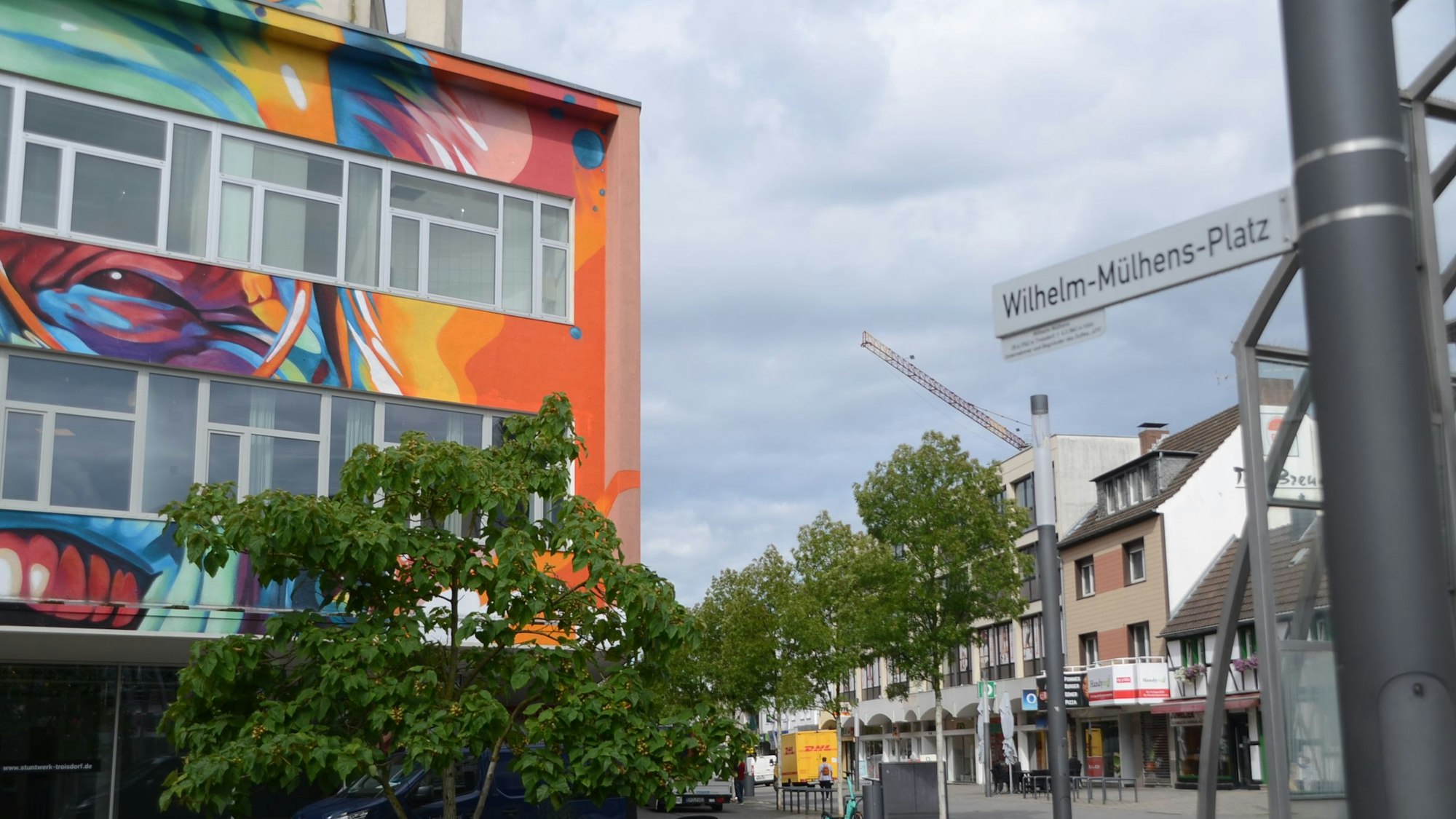 Ein bunt bemaltes Kaufhaus an einer Fußgängerzone.