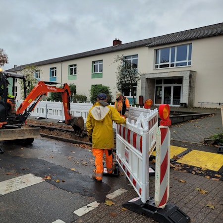 Ein Bagger gräbt sich durchs Erdreich.