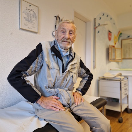 Alois Bergmeister in der Praxis der Malteser Medizin für Menschen ohne Krankenversicherung (MMM).