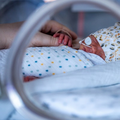 Ein Frühchen in einem Inkubator