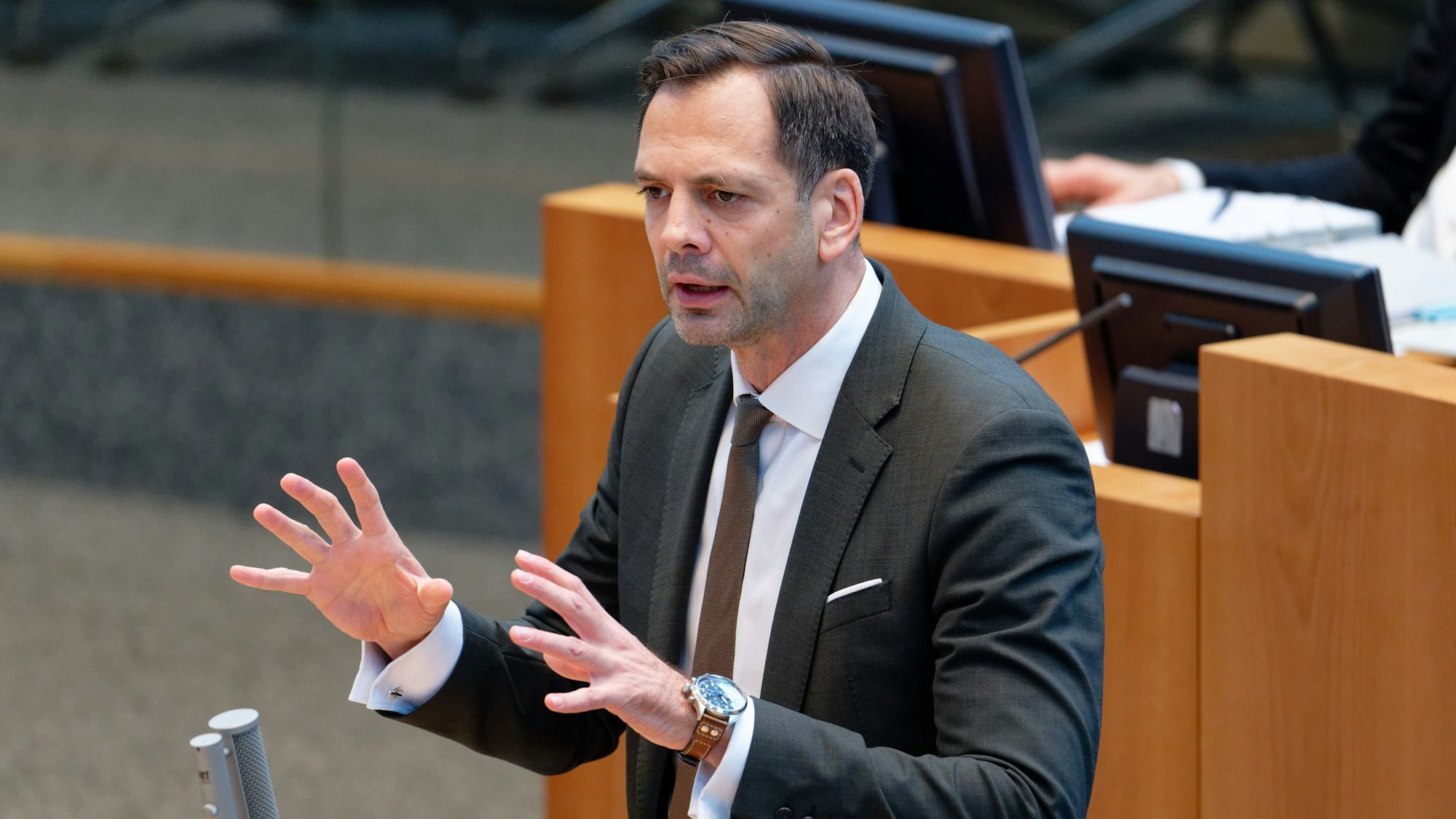 Der Abgeordnete Marc Lürbke, innenpolitischer Sprecher der FDP-Fraktion, spricht bei einer Plenarsitzung im Landtag von Nordrhein-Westfalen