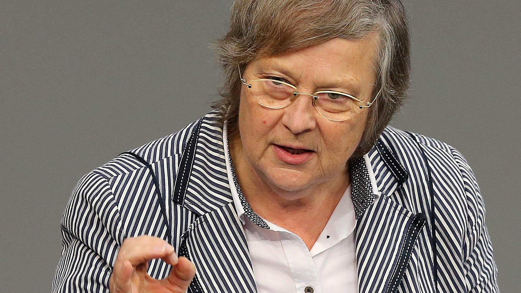 Bärbel Höhn (Bündnis90/Grüne) spricht 2016 während im Deutschen Bundestag in Berlin.