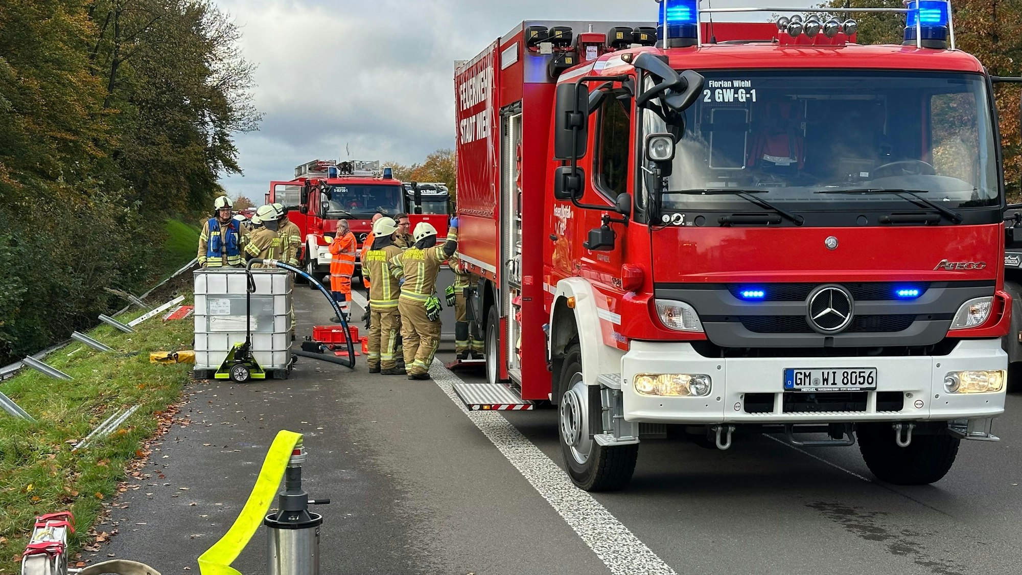 Ein mit Obst und Gemüde beladener Lkw ist am Morgen des 22. Oktober von der Autobahn 4 nahe der Abfahrt Bergneustadt in Richtung Olpe abgekommen.