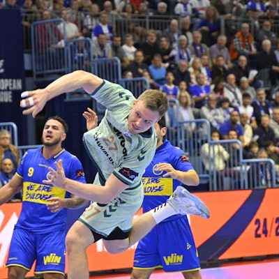 Kristjan Horzen hat sich durchgesetzt und wirft den Ball Richtung Tor.