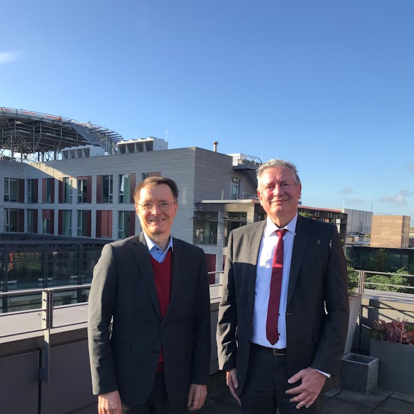 Zu sehen sind Karl Lauterbach (links) und Edgar Schömig vor dem Kölner Universitätsklinikum.