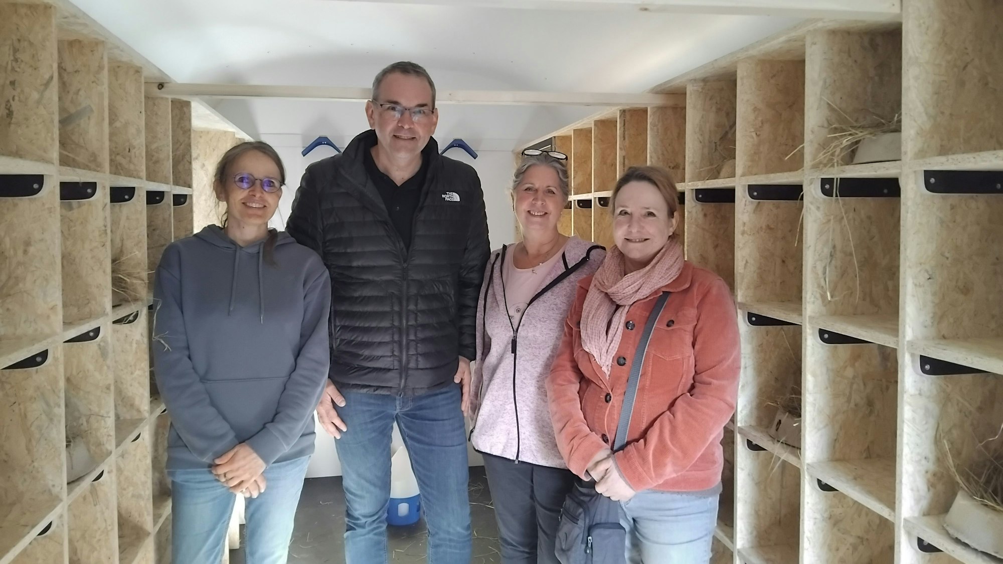 Bürgermeister Stefan Rosemann steht gemeinsam gemeinsam mit drei Mitarbeiterinnen des für das Projekt gegründeten Vereins "Taubenhaus Management" im fertigen Wagen: Sabine Kallergis, Silvia Schulte und Elke Schermer (v.l.n.r.).