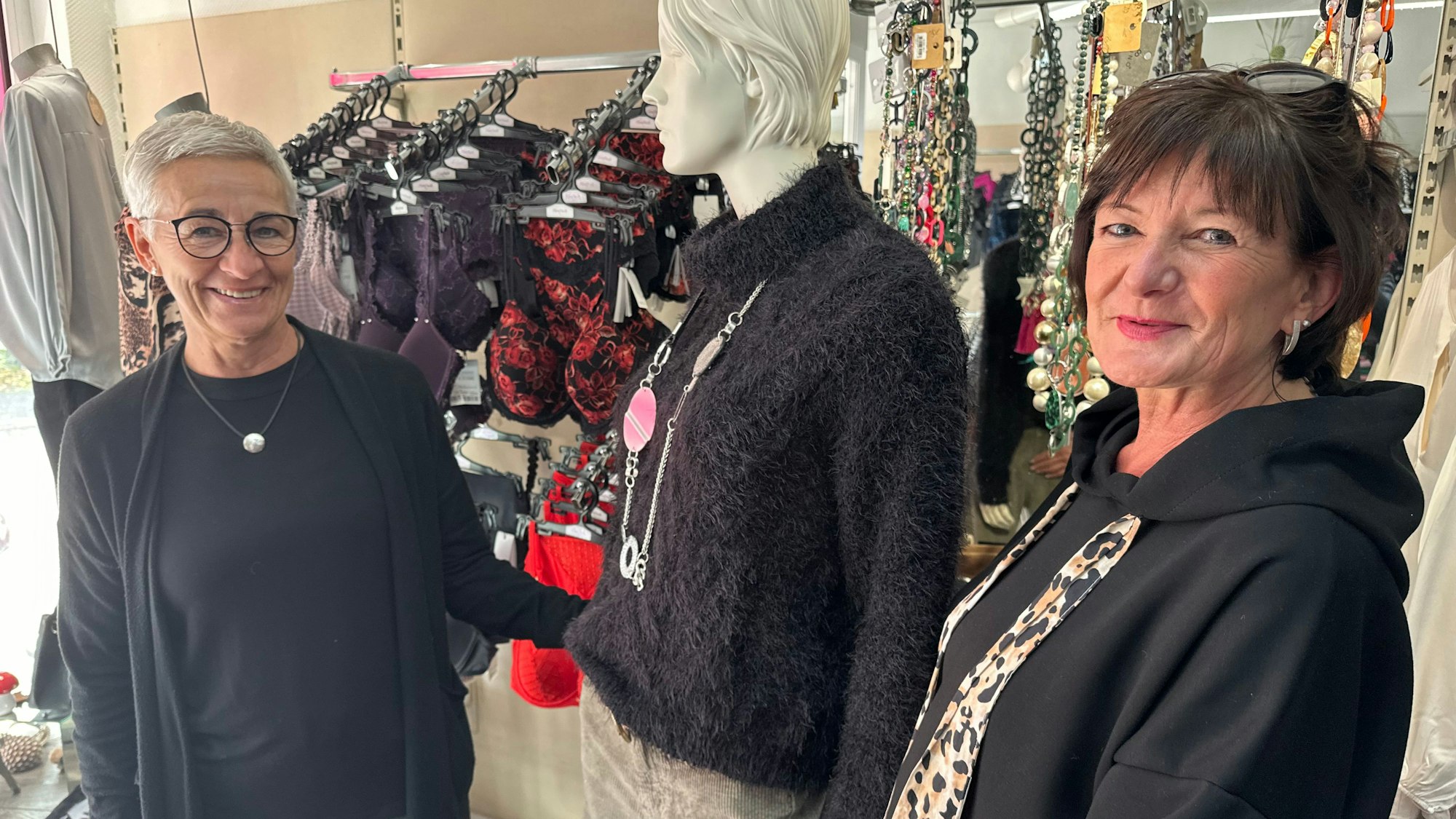 Andrea Klein (l.), Mitarbeiterin im Geschäft Hautnah, und Inhaberin Brigitte Morgenschweis berichten über Umsatzverluste.