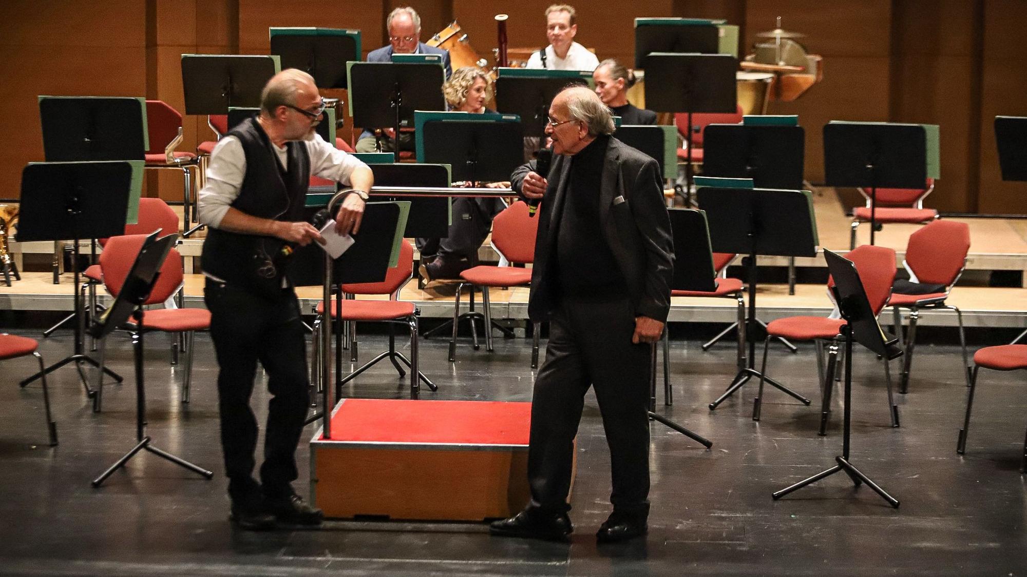 Dirk Joeres (r.) und Jan-Gregor Kremp zeigten beim letzten Klassiksonntag anhand des Stücks „Peter und der Wolf“ Kindern Holzblasinstrumente.