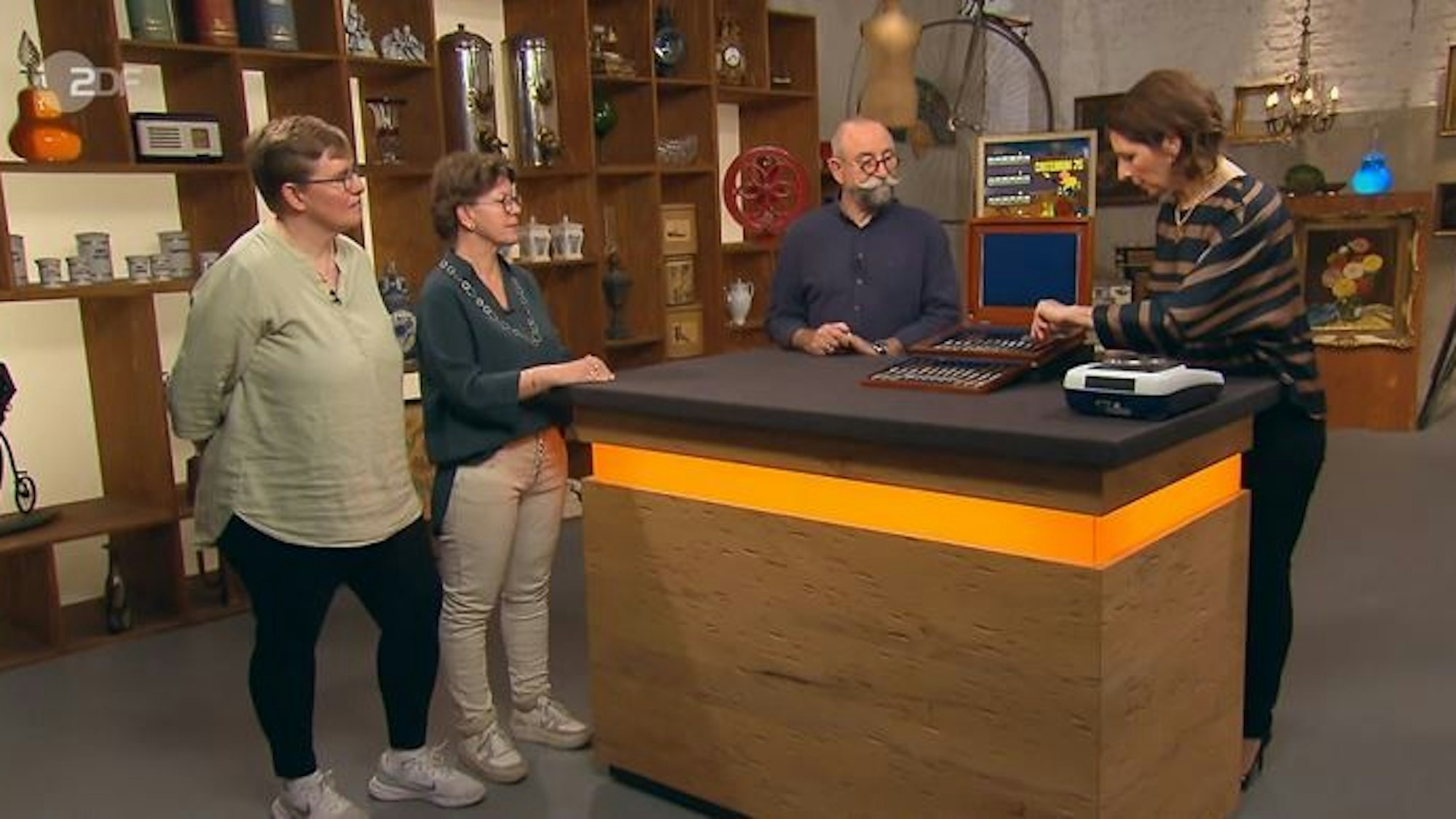 Expertin Wendela Horz (v.r.) bei ihrer Expertise für „Bares für Rares“ mit Horst Lichter und den Damen aus Neuss.