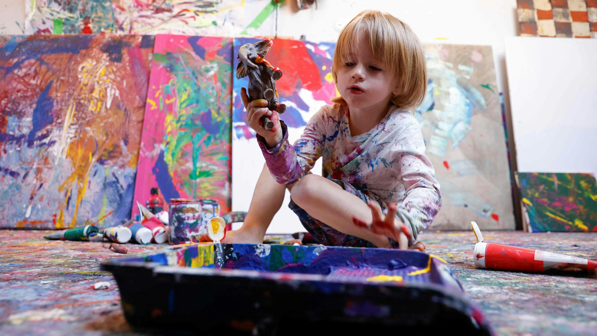 Laurent Schwarz, drei Jahre alt, erstellt ein Kunstwerk in seinem Atelier im Haus seiner Eltern in Neubeuern bei Rosenheim.