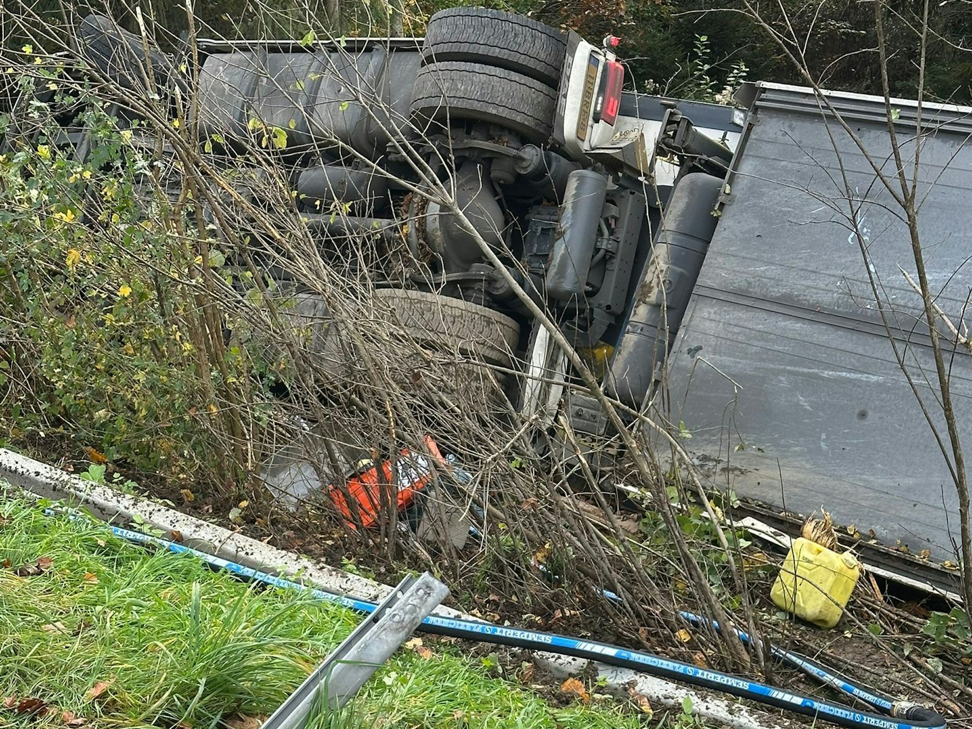 Ein mit Obst und Gemüde beladener Lkw ist am Morgen des 22. Oktober von der Autobahn 4 nahe der Abafhrt Bergneustadt in Richtung Olpe abgekommen.