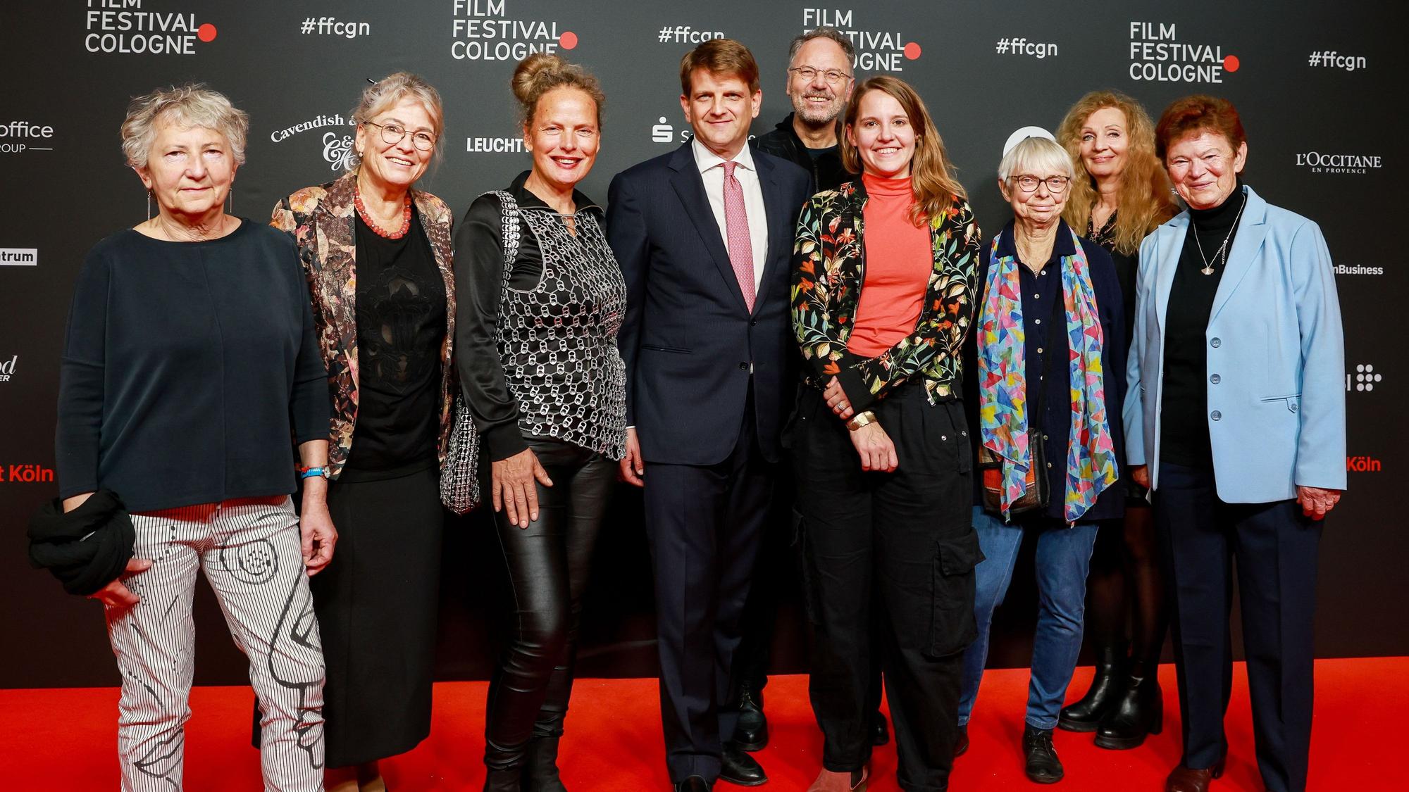 Protagonistinnen aus ‚Die Unbeugsamen 2‘ mit Filmproduzent, Regisseur und Producerin im Filmpalast. Im Bild v.l.n.r. Gabriele Stötzer, Renate Hellwig, Amrei Bauer, Leopold Hoesch, Thorsten Körner, Franziska Rempe, Marina Grasse, Tina Powileit und Solveig Leo.
