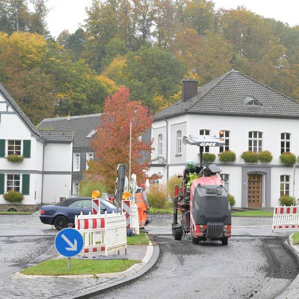 Straßenbauarbeiten am Kreisverkehr vor dem Odenthaler Rathaus.