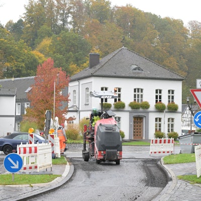 Straßenbauarbeiten am Kreisverkehr vor dem Odenthaler Rathaus.