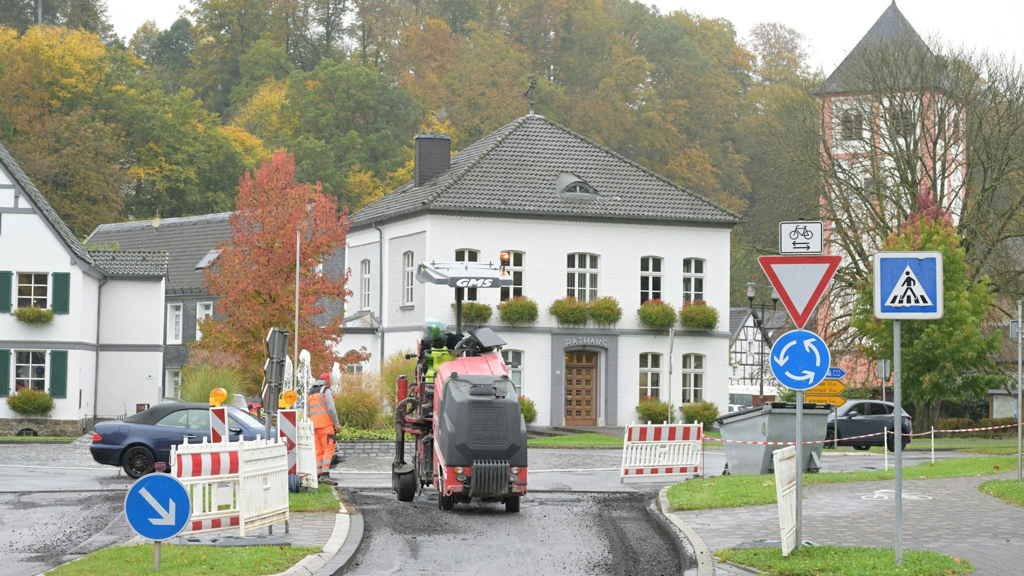 Straßenbauarbeiten am Kreisverkehr vor dem Odenthaler Rathaus.