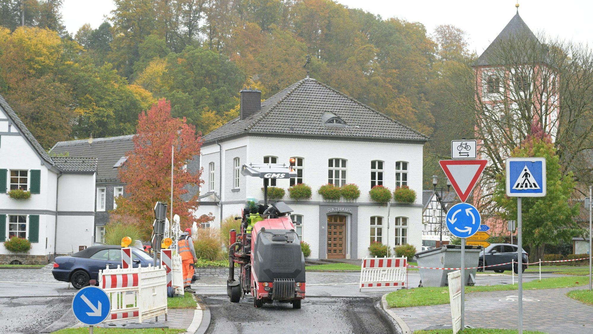 Baufahrzeuge am Kreisverkehr vordem Odenthaler Rathaus.