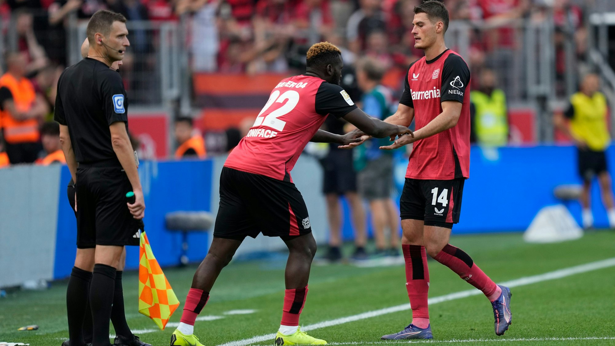 Leverkusens Victor Boniface (l.) und Patrik Schick.