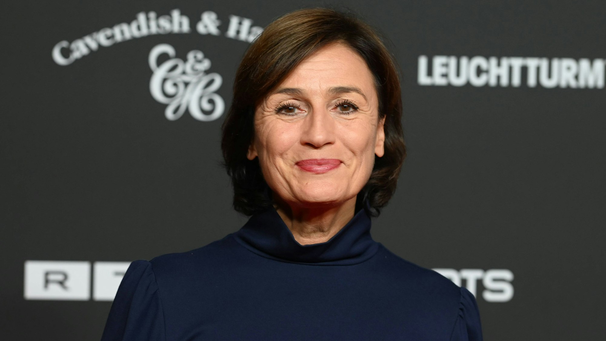 Sandra Maischberger posiert für die Fotografen.