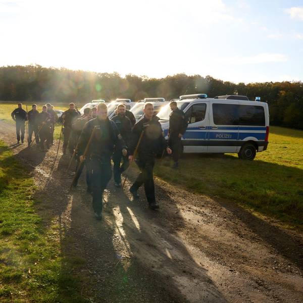 Polizisten suchen die Umgebung ab. In Niederdürenbach in der Eifel (Kreis Ahrweiler) sind am Sonntagmorgen (20.10.2024) in unmittelbarer Nähe des Rodder Maars zwei Leichen gefunden worden.