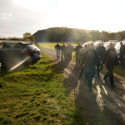 Polizisten suchen die Umgebung ab. In Niederdürenbach in der Eifel (Kreis Ahrweiler) sind am Sonntagmorgen (20.10.2024) in unmittelbarer Nähe des Rodder Maars zwei Leichen gefunden worden.