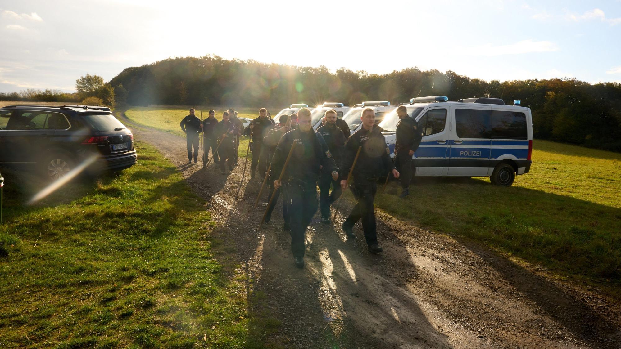 Polizisten suchen die Umgebung ab. In Niederdürenbach in der Eifel (Kreis Ahrweiler) sind am Sonntagmorgen (20.10.2024) in unmittelbarer Nähe des Rodder Maars zwei Leichen gefunden worden.