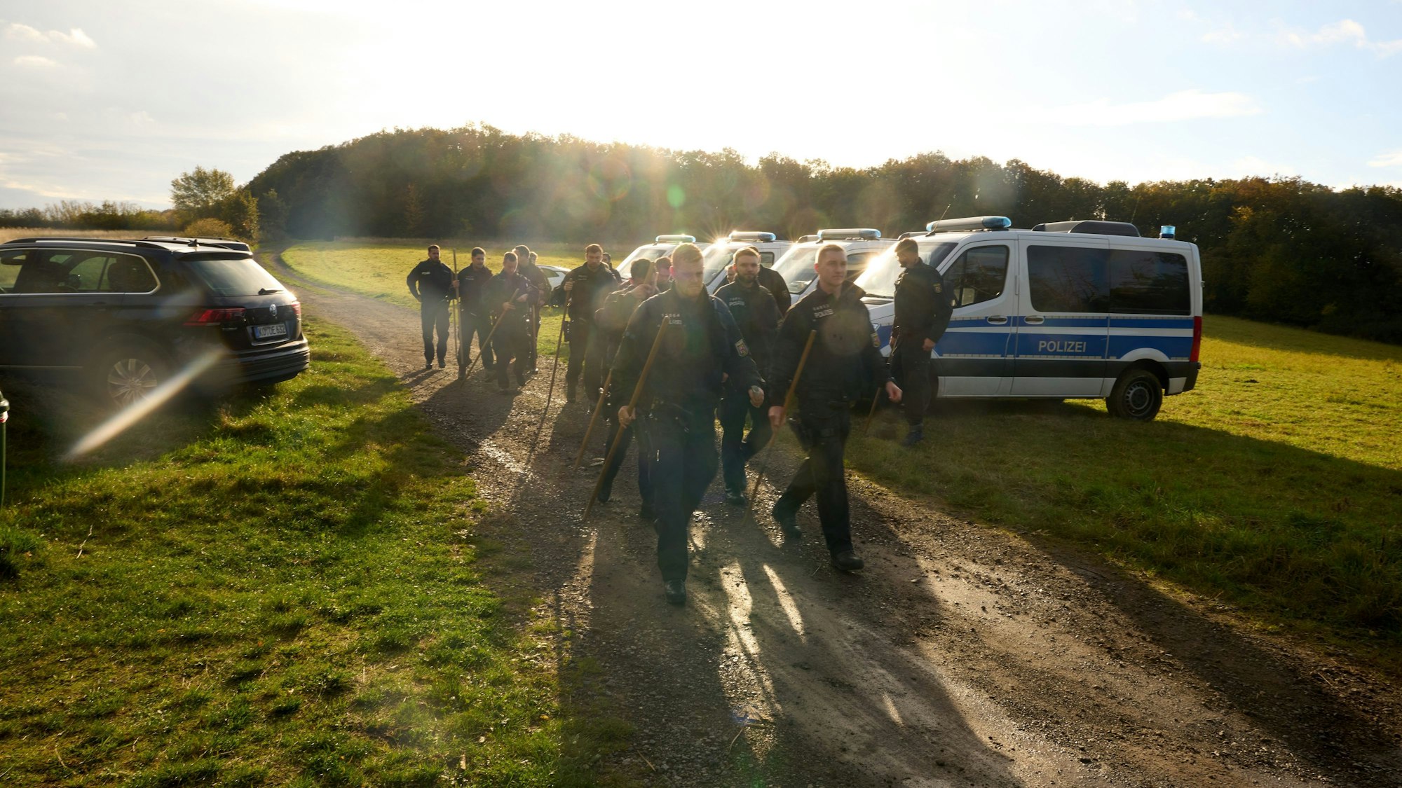 Polizisten suchen die Umgebung ab. In Niederdürenbach in der Eifel (Kreis Ahrweiler) sind am Sonntagmorgen (20.10.2024) in unmittelbarer Nähe des Rodder Maars zwei Leichen gefunden worden.