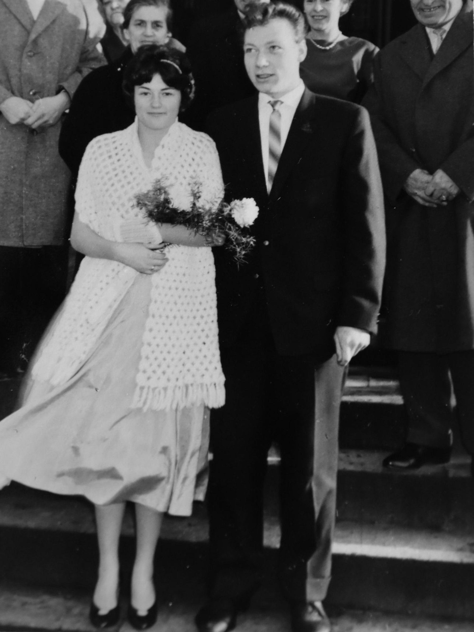 Ein Schwarz-Weiß-Hochzeitsfoto aus den 50er Jahren.