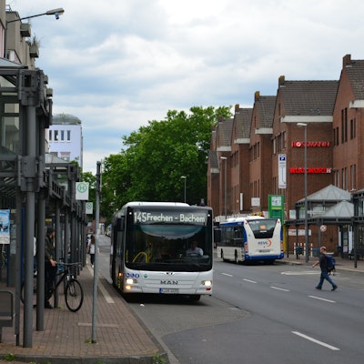 Das Foto zeigt einen Bus an einem Busbahnhof.
