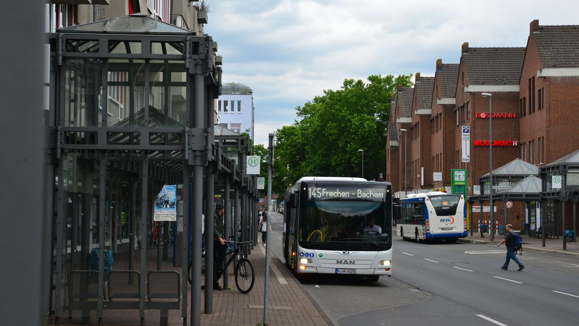 Das Foto zeigt einen Bus an einem Busbahnhof.