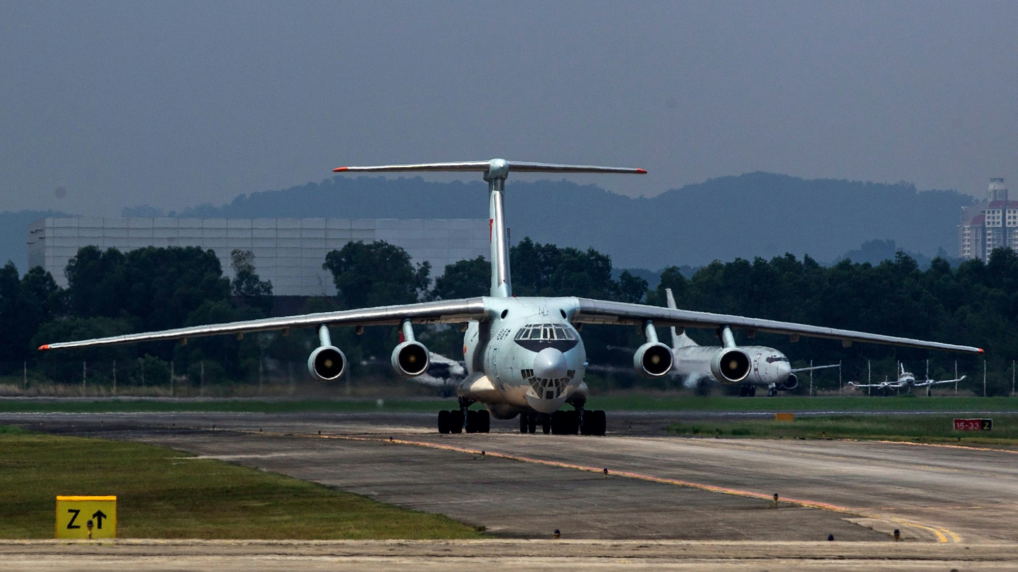 Eine Transportmaschine vom Typ Iljuschin IL-76 landet auf dem Flugplatz.