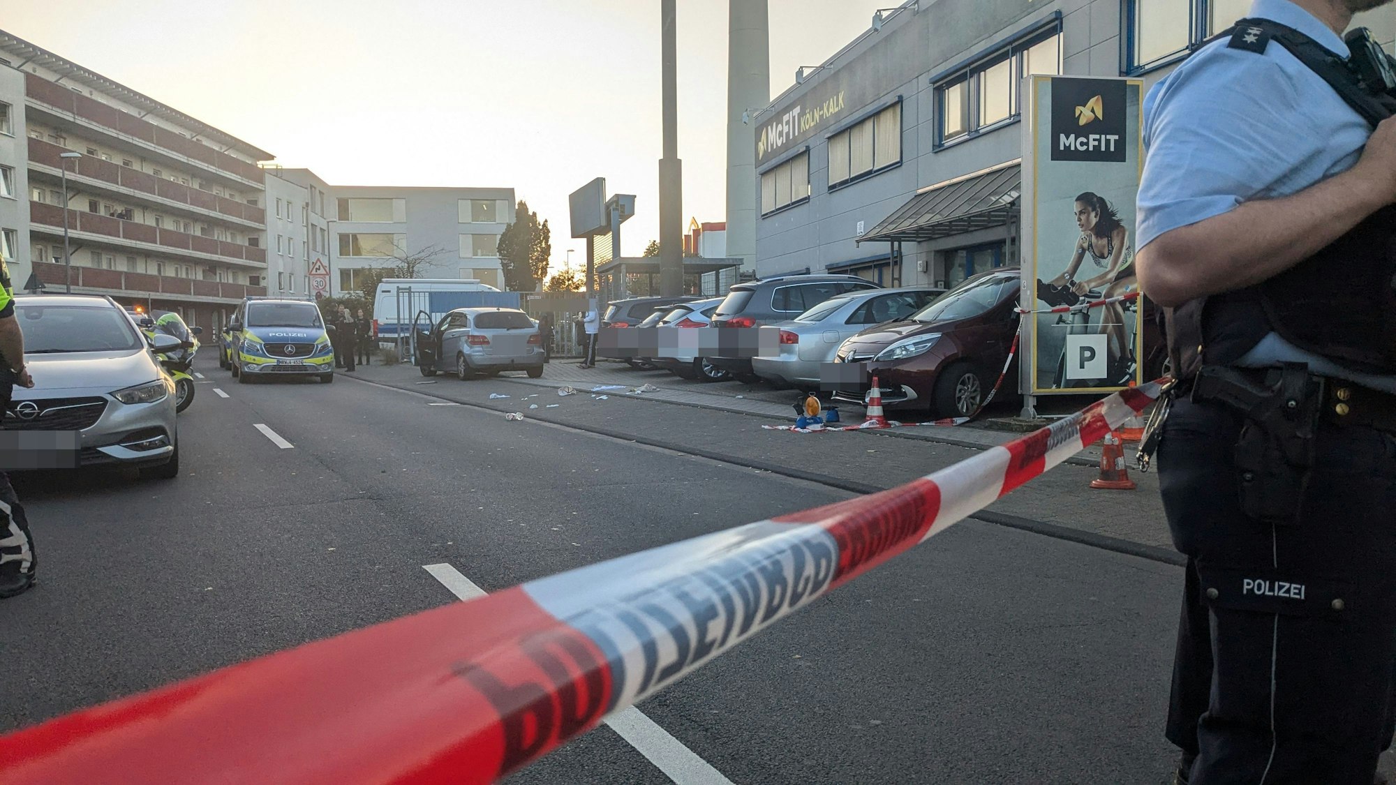 Der Tatort nach den Schüssen auf einen 32-jährigen in Köln-Kalk.