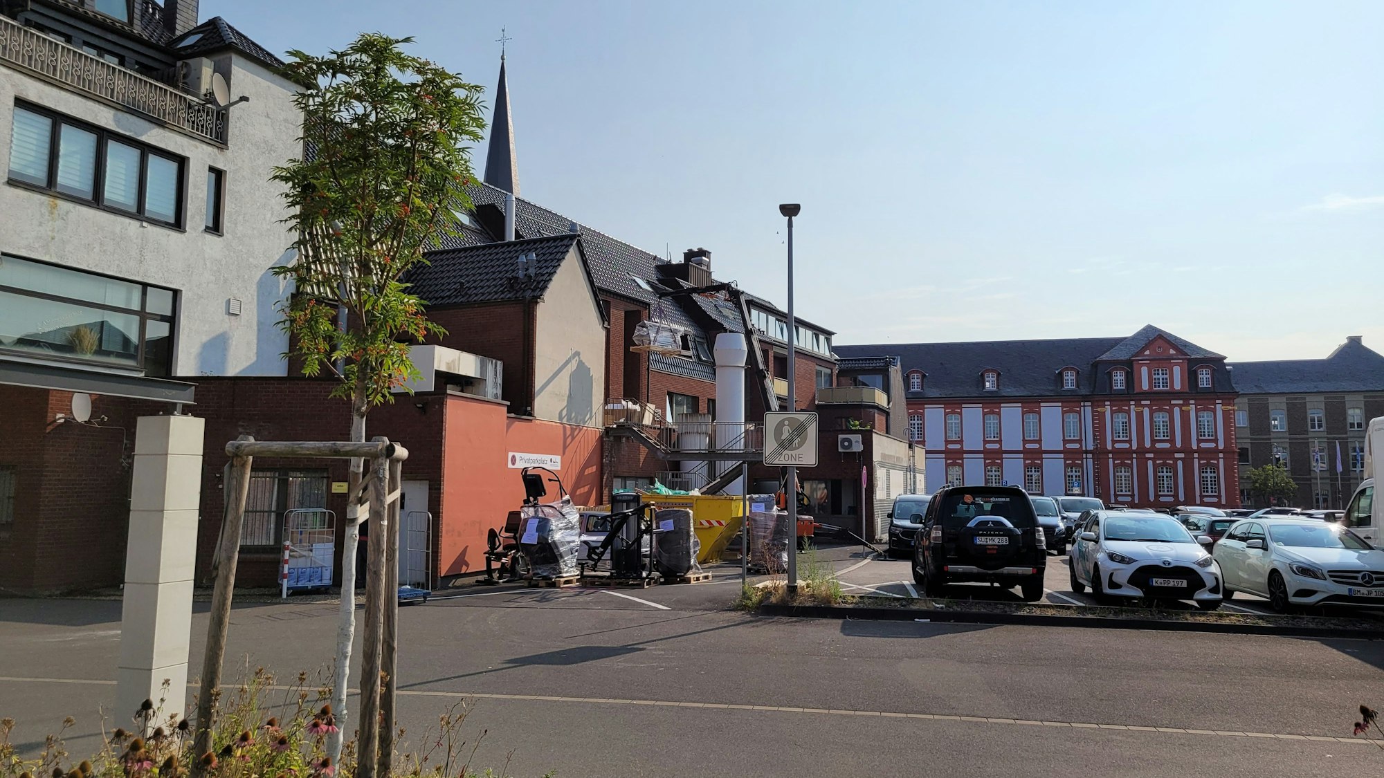 Blick auf einen Parkplatz.