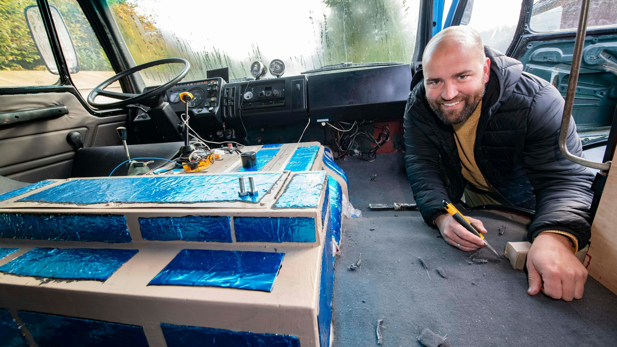Jona Pollkläsener beim Ausbau eines Mercedes Overlander.