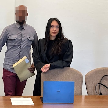 Der Angeklagte mit seiner Verteidigerin Pantea Farahzadi beim Prozessauftakt im Landgericht Köln