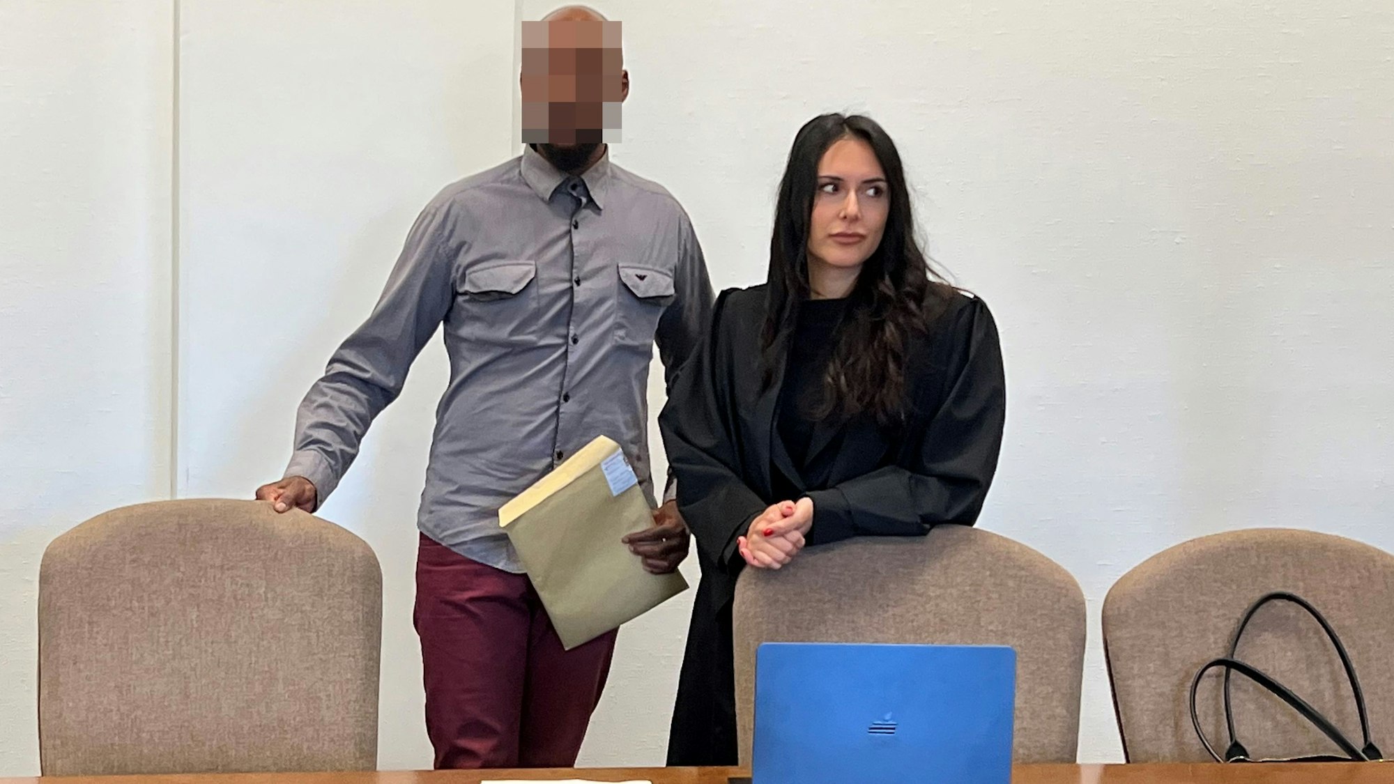 Der Angeklagte mit seiner Verteidigerin Pantea Farahzadi beim Prozessauftakt im Landgericht Köln