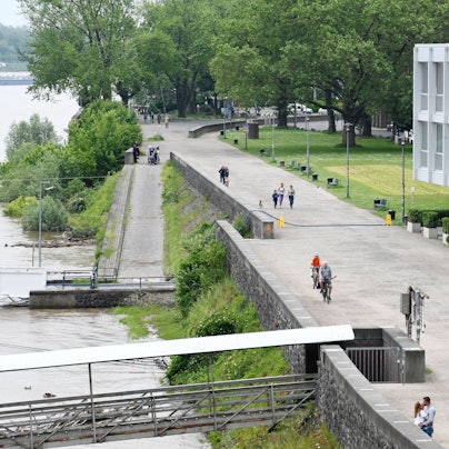 Der Fuß- und Radweg zwischen Hohenzollernbrücke und Tanzbrunnen ist in einem schlechten Zustand. Bei Regen füllen sich zahlreiche Schlaglöcher mit Wasser.