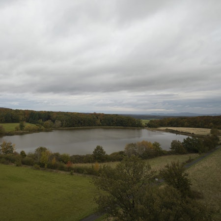 Der See Rodder Maar in Niederdürenbach in der Eifel, wo am Sonntagmorgen zwei Leichen gefunden worden sind.
