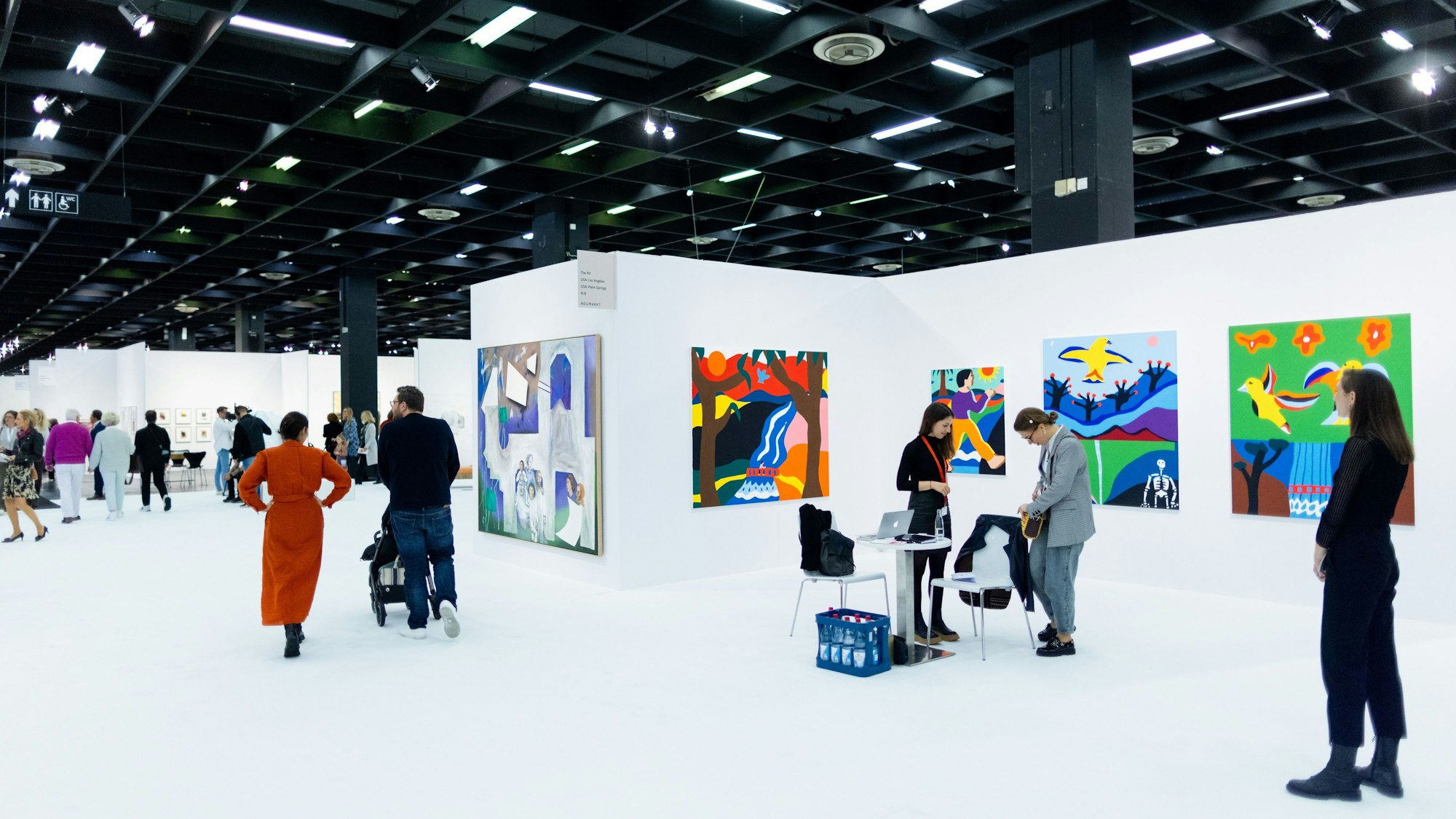Besucher der Art Cologne gehen durch eine Messehalle der Kunstmesse Art Cologne.