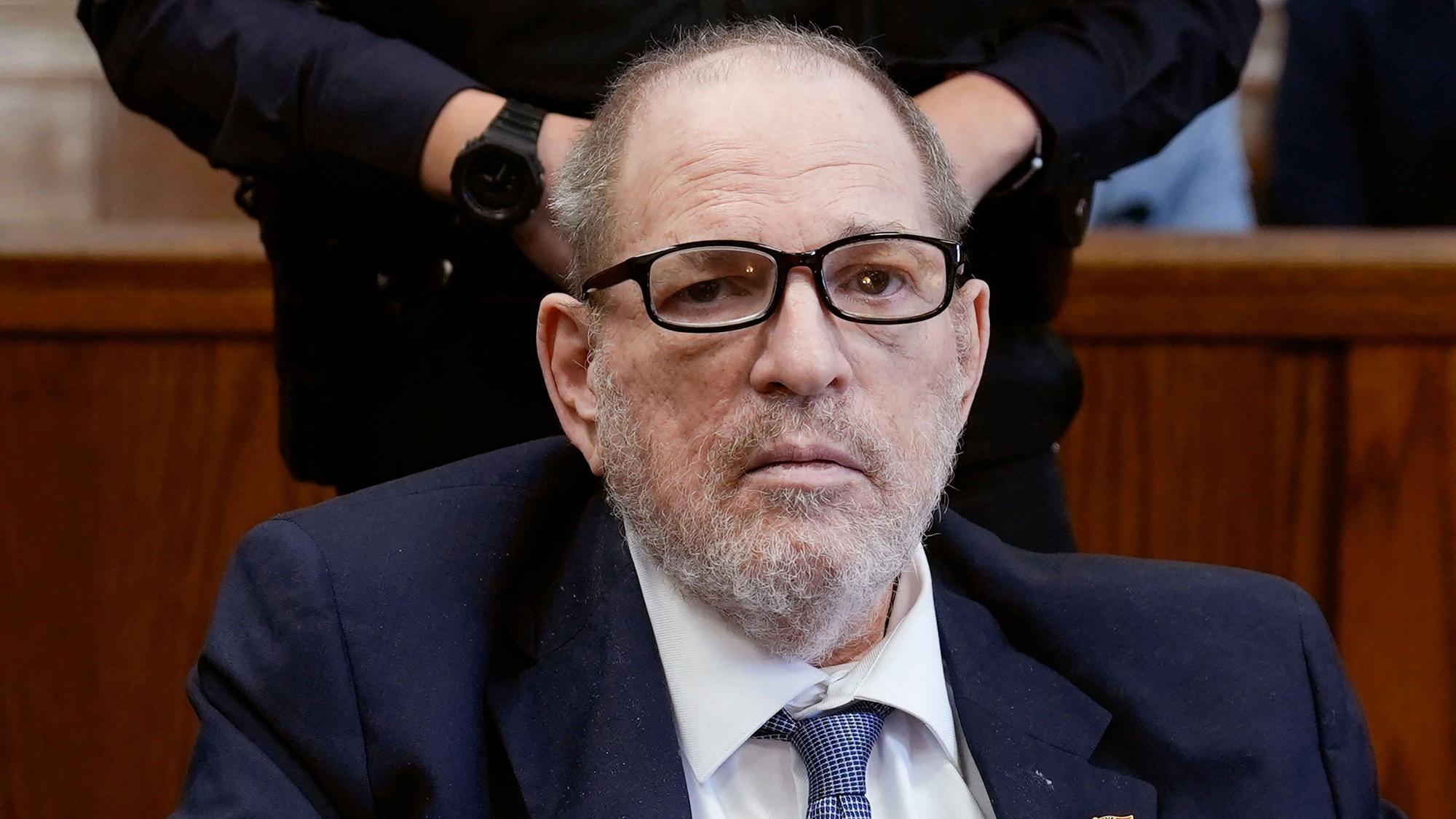 Harvey Weinstein sitzt wegen sexueller Übergriffe und Vergewaltigung im Gefängnis.
