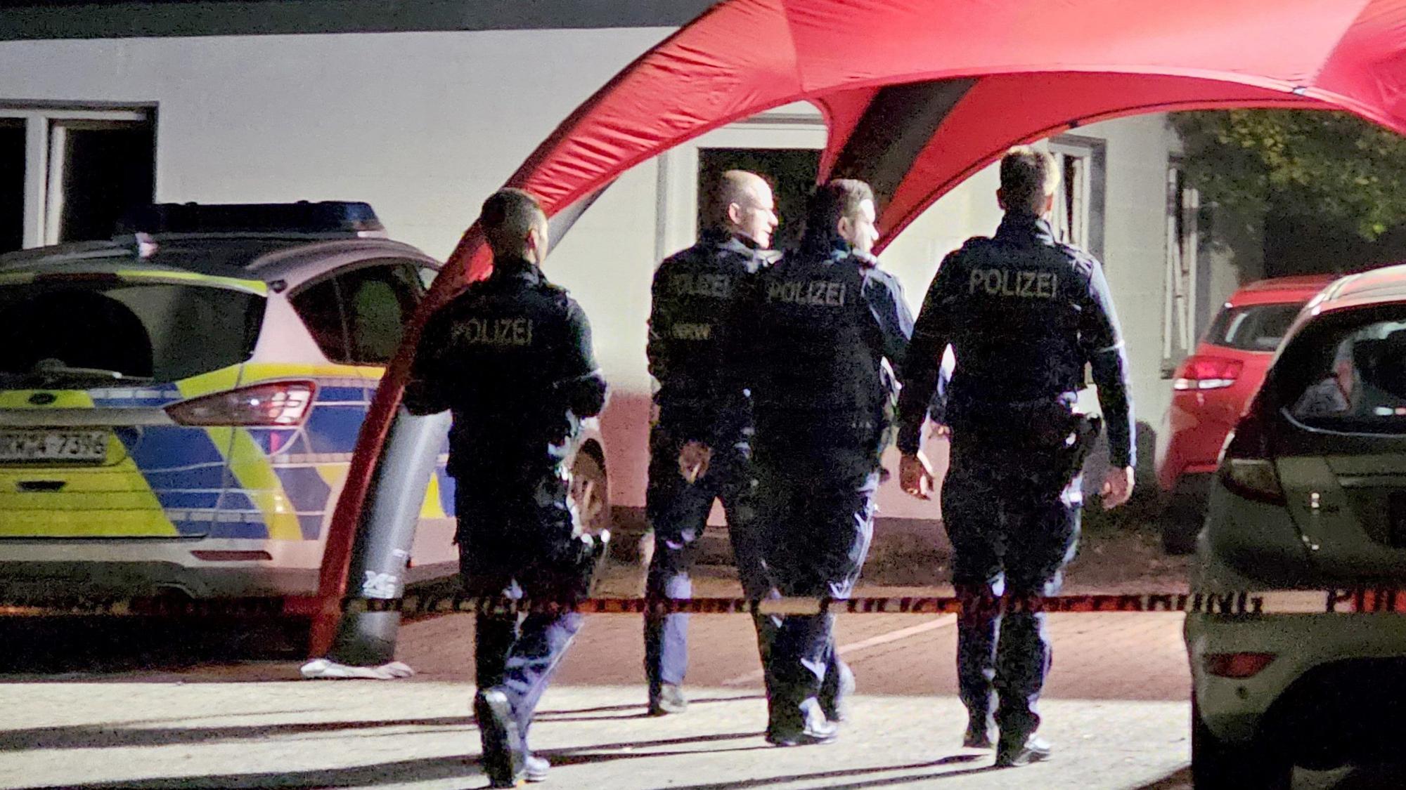 22.10.2024, Nordrhein-Westfalen, Gangelt: Polizisten ermitteln am Tatort in der Ortschaft Gangelt (Kreis Heinsberg). In Gangelt im Kreis Heinsberg ist eine Person durch eine Schussabgabe der Polizei getötet worden. Der Vorfall habe sich am Montagabend im Rahmen eines Polizeieinsatzes ereignet, teilte die Staatsanwaltschaft mit. Foto: News5/dpa +++ dpa-Bildfunk +++