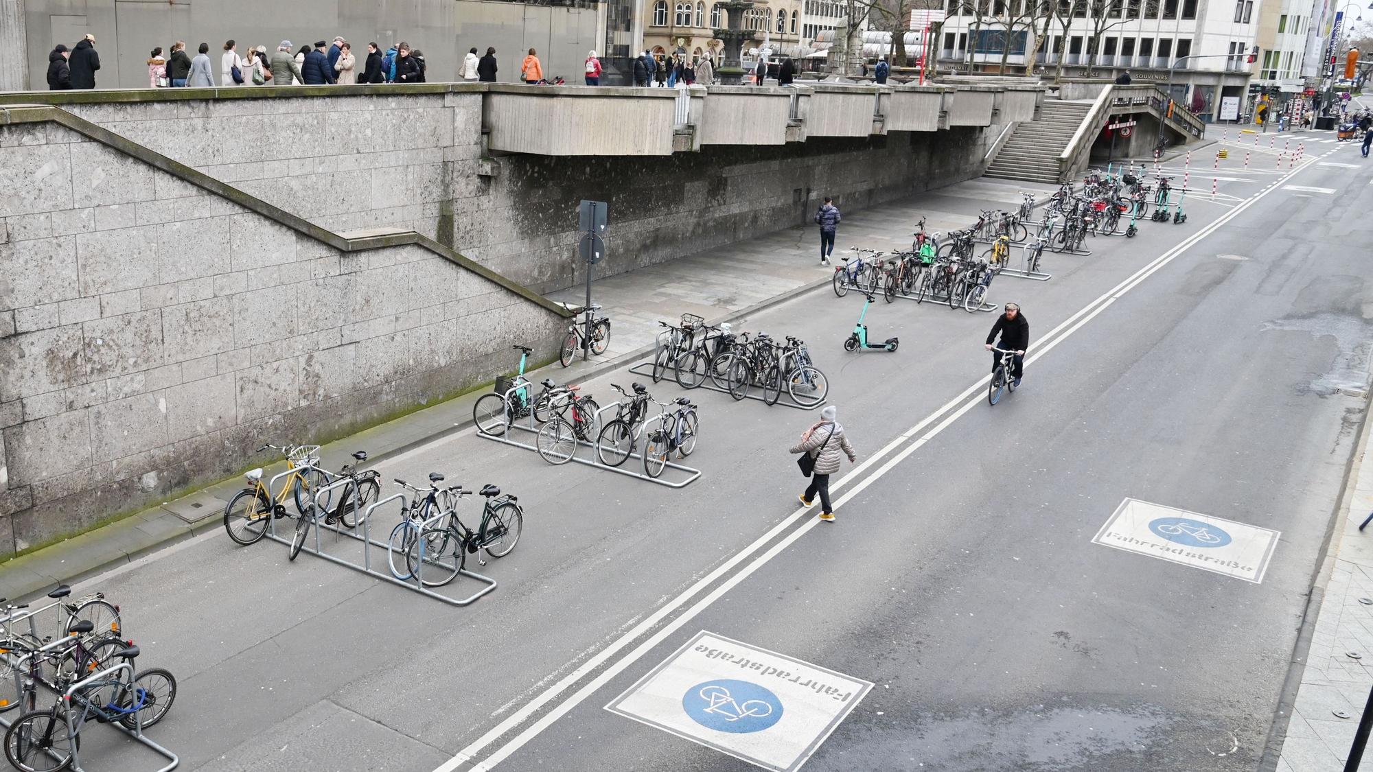 04.03.2024 Köln. Auf der zur Fahrradstraße umgebauten Trankgasse direkt an der Domplatte hat die Stadt Köln zahlreiche Fahrradständer aufgebaut. Das Angebot wird gut genutzt. Foto: Alexander Schwaiger