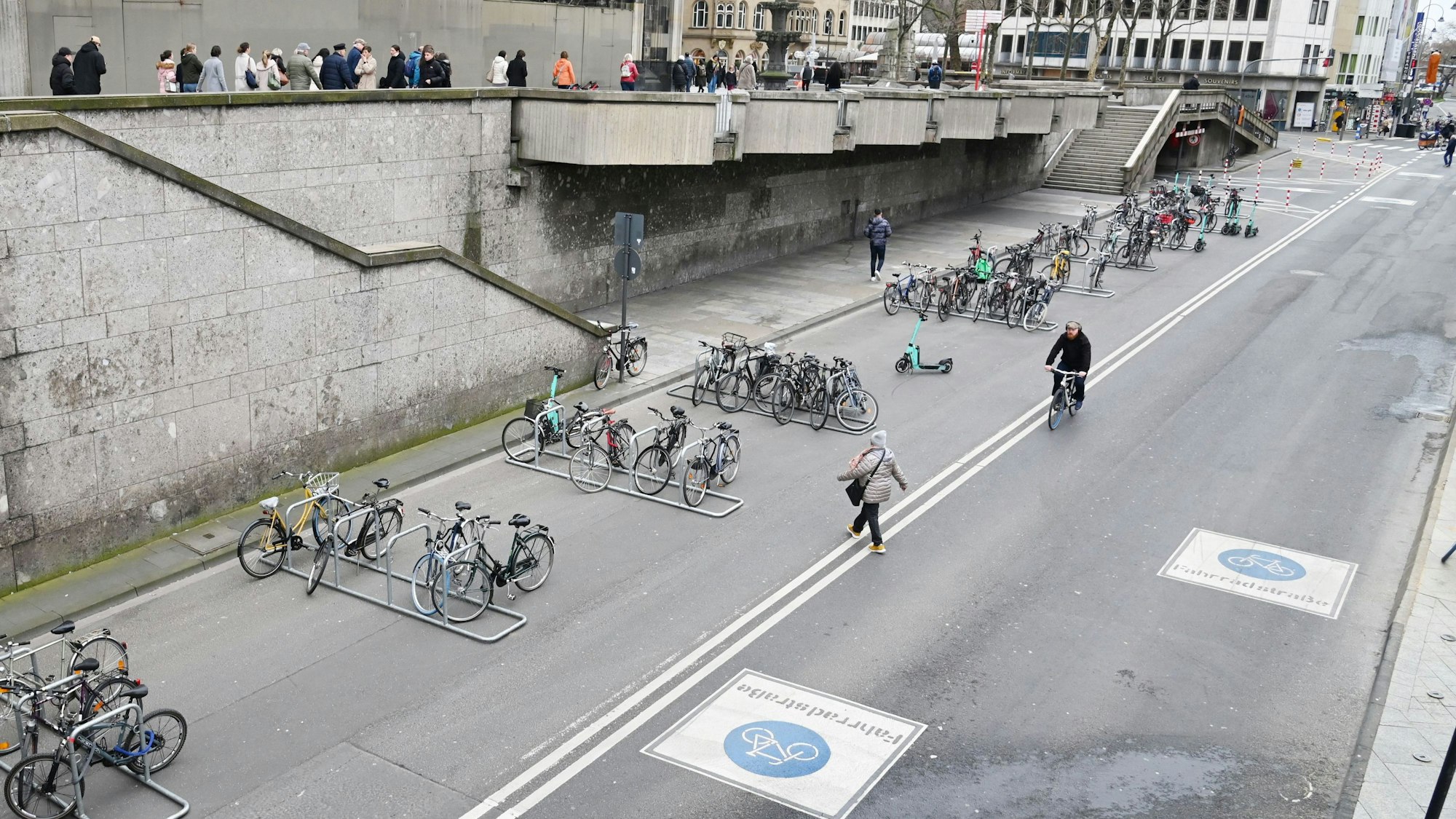 04.03.2024 Köln. Auf der zur Fahrradstraße umgebauten Trankgasse direkt an der Domplatte hat die Stadt Köln zahlreiche Fahrradständer aufgebaut. Das Angebot wird gut genutzt. Foto: Alexander Schwaiger