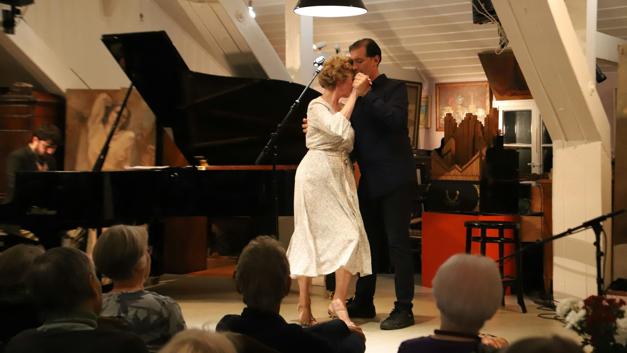 Ein Mann und eine Frau tanzen auf einer Bühne.