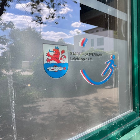 Schriftzug des Stadtsportverbands Leichlingen an einem Fenster