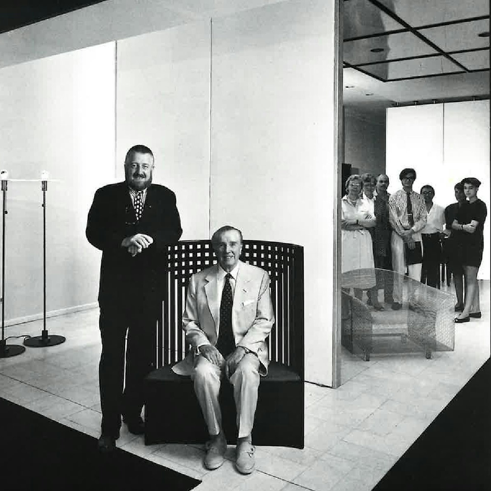 Meister der Inszenierung: Dieter Pesch (stehend) mit seinem Vater Josef, im Hintergrund Mitarbeiter