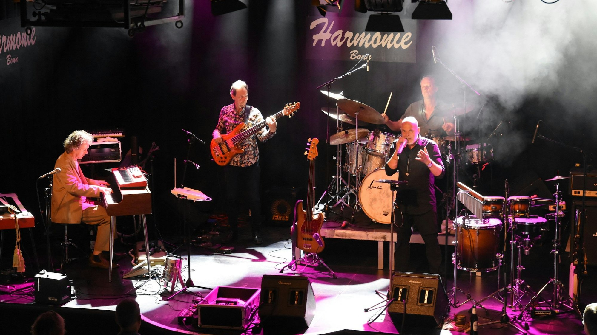 Eine Band auf der Bühne.